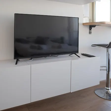 Smolett 2 Pers Terrazza Wifi Nicea